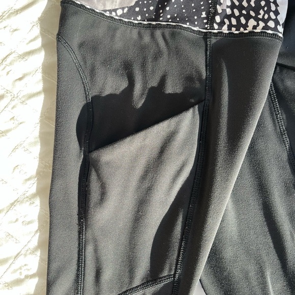 BLACK LULULEMON LEGGINGS - Picture 14 of 16